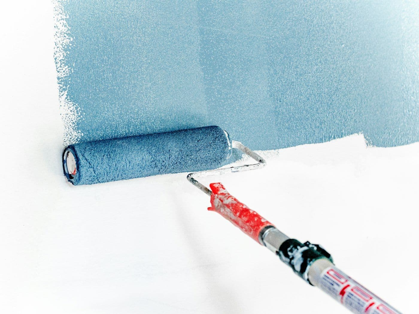 Farbroller streicht eine Wand
